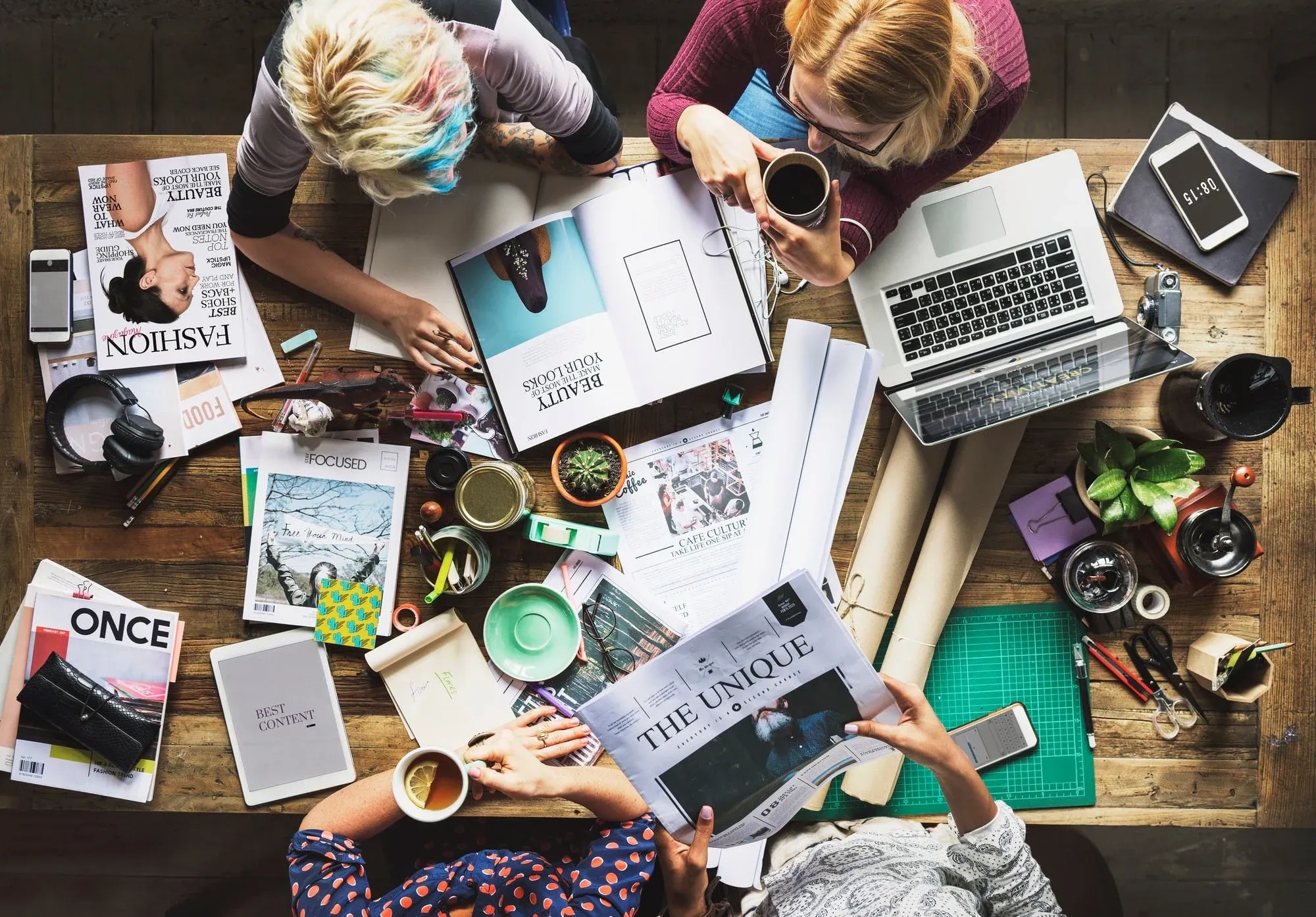 Equipo trabajando en planificación de medios y contenidos